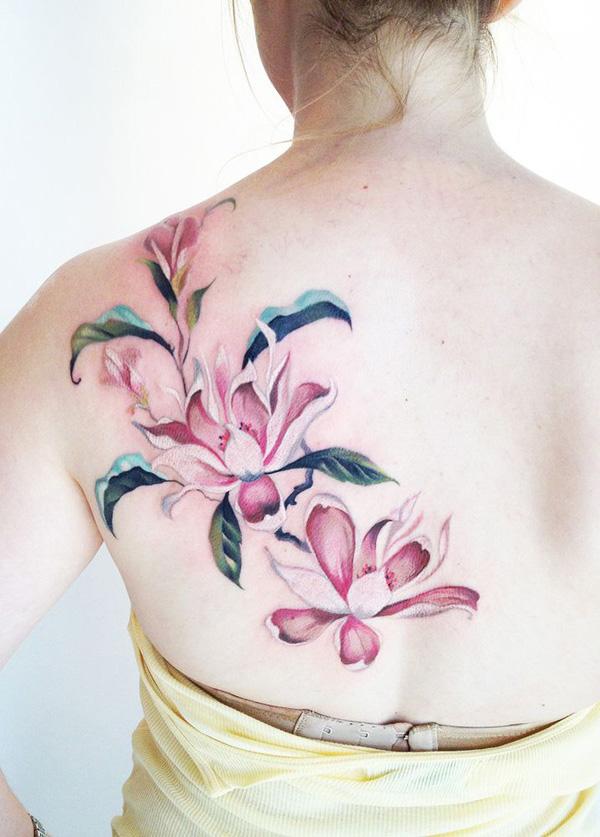 Vaaleanpunainen magnolia kukka tatuointi takana - naisellinen tatuointiidea naisille