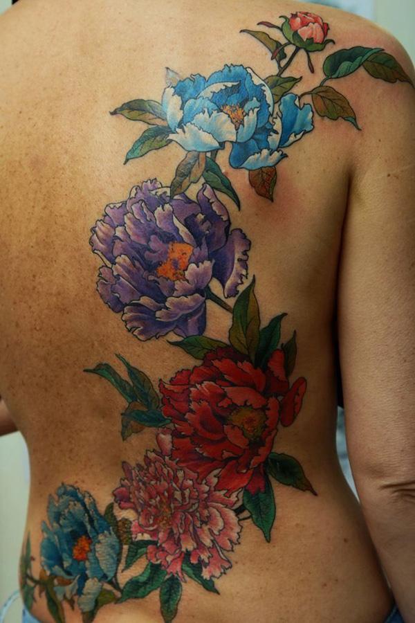 31 Pæon tatovering på ryggen