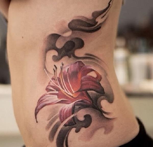 Kiinan muste lilja kukat tatuointi kylkiluun naisille