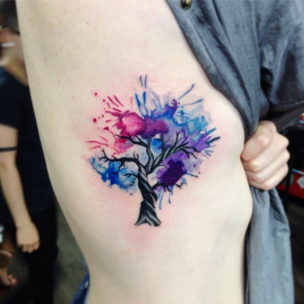 Vesiväri puu tatuointi kylkiluun naisille