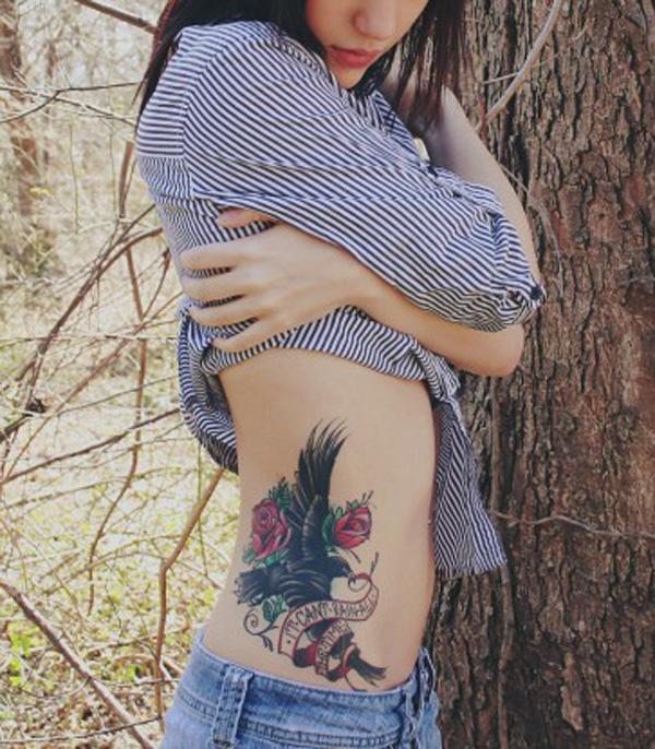 Lintu ruusut ja nauha tatuointi tytöille