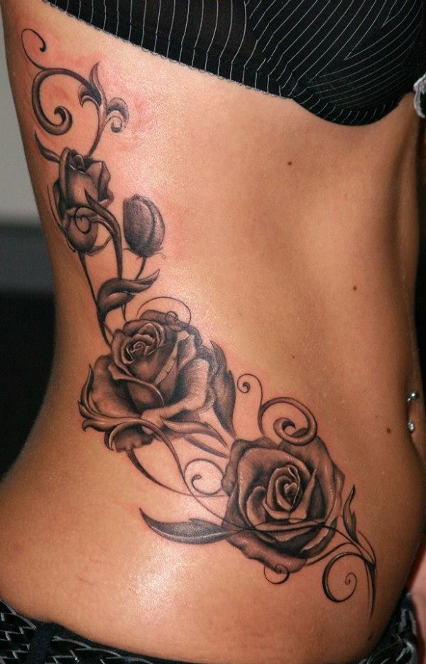mustavalkoisen ruusun tatuointi naisille