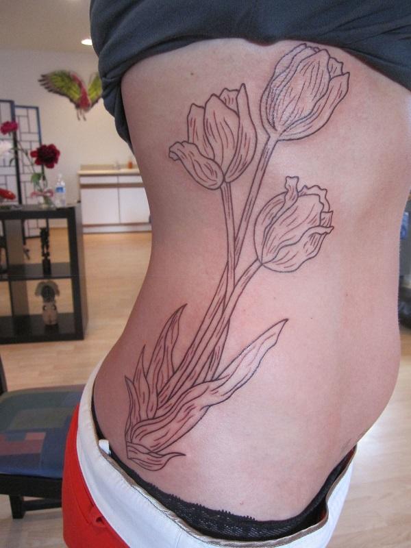 Yksinkertainen ja siistin näköinen tulppaanit ääriviivat tatuointi sivulla naisille