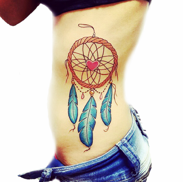 Rib Dreamcatcher Tattoo Design med sødt hjerte