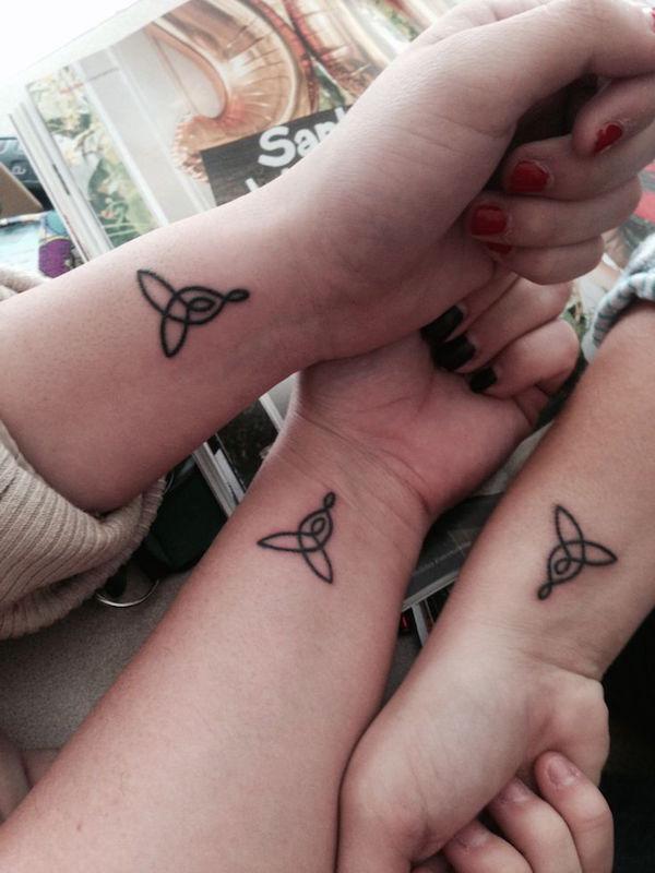 Triquetra knude tatoveringer til søstre