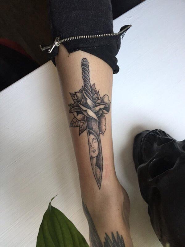 σπαθί με τριαντάφυλλο τατουάζ-2