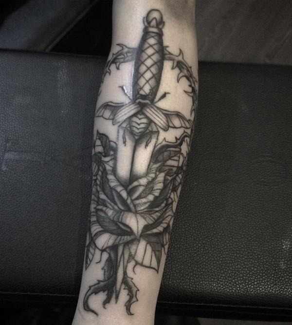 sværd og rose tatovering-16