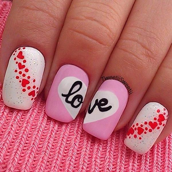 Elsker hjerte på to lyserøde negle