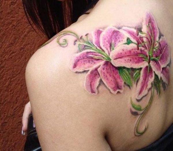 Ρεαλιστικό τατουάζ με ροζ κρίνο στην πλάτη