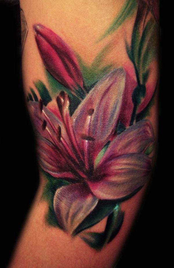 Realistinen vaaleanpunainen lilja -tatuointi hihassa