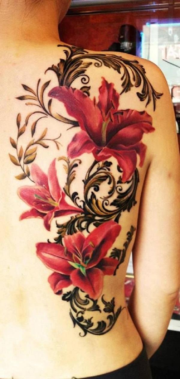 Punainen lilja -tatuointi selässä