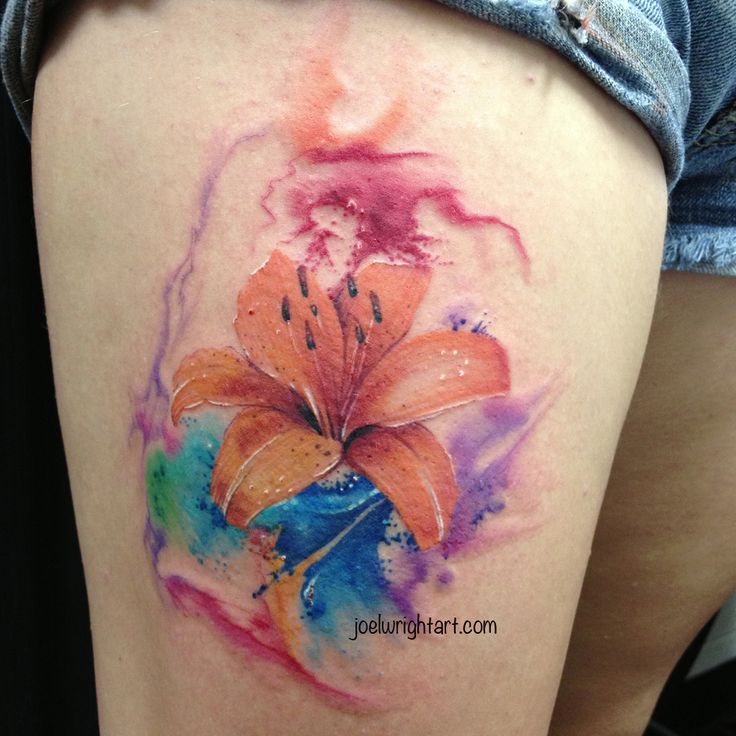 Akvarel lilje tatovering på højden