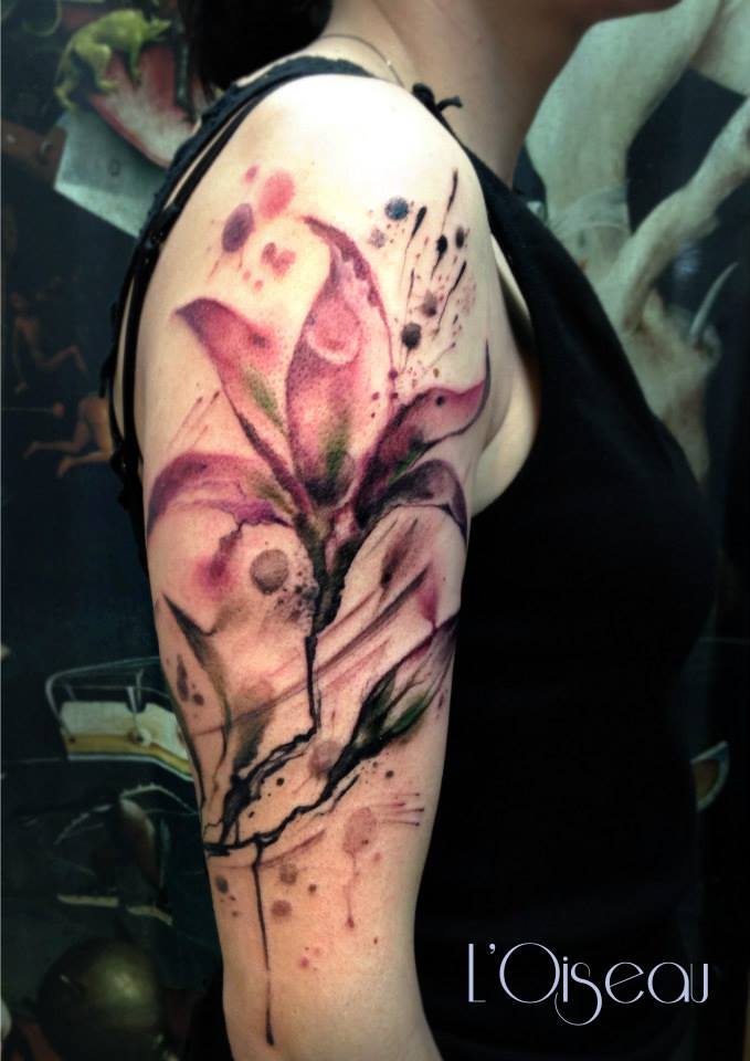 akvarel lilje tatovering på ærmet fra L'oiseau