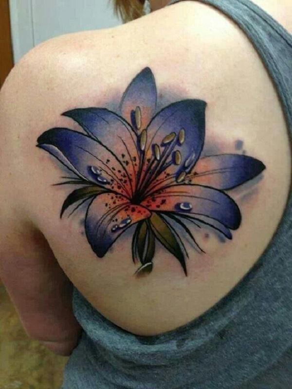 Tummansininen vesiväri -lilja -tatuointi lapaluulla
