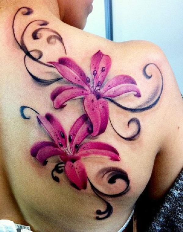 Vaaleanpunainen lilja -tatuointi selässä