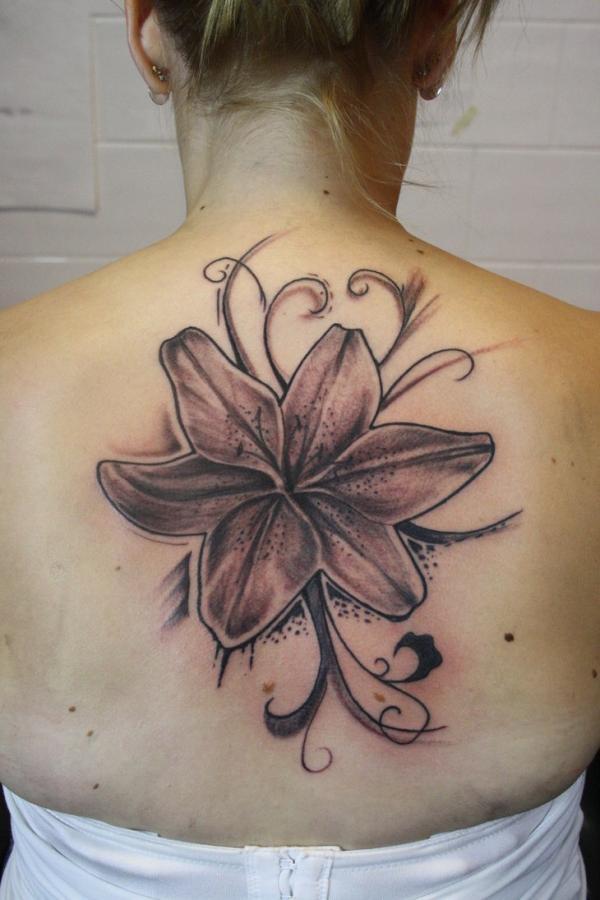 Sort og grå lilje tilbage tatovering til kvinder