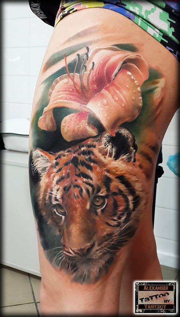 Realistisk tatovering af lilje og tiger på benet af Alexander yanitskiy