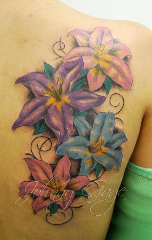 Τατουάζ χρωματιστά κρίνα στο μισό πίσω