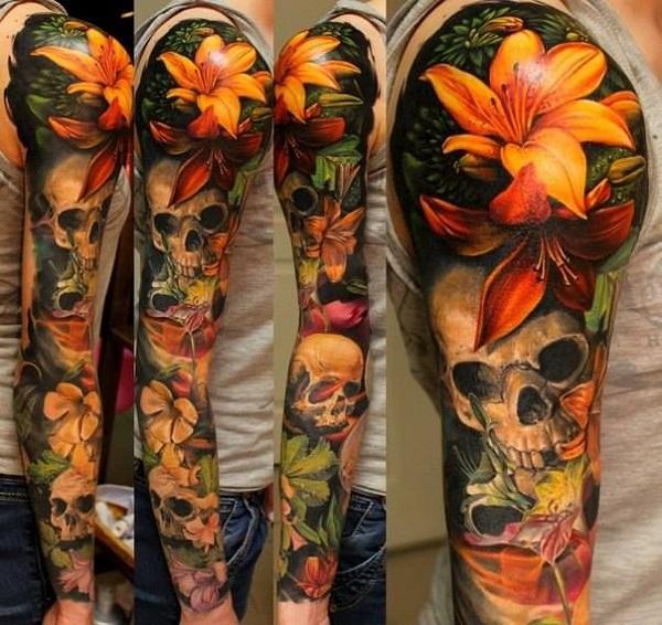Realistinen lilja kallo -tatuoinnilla hihassa