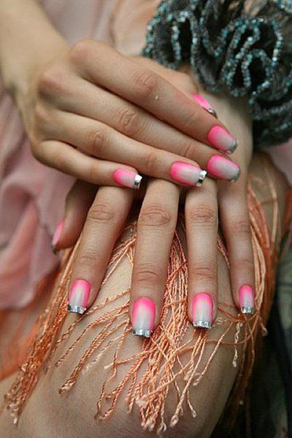 Lyserød og nøgen farvegradient fransk metallisk manicure