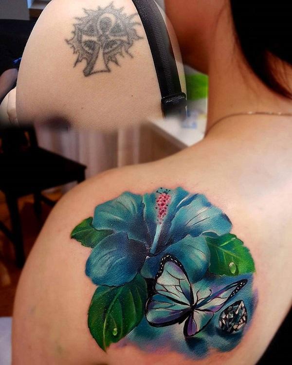 Hibiscus og sommerfugl dækker tatovering