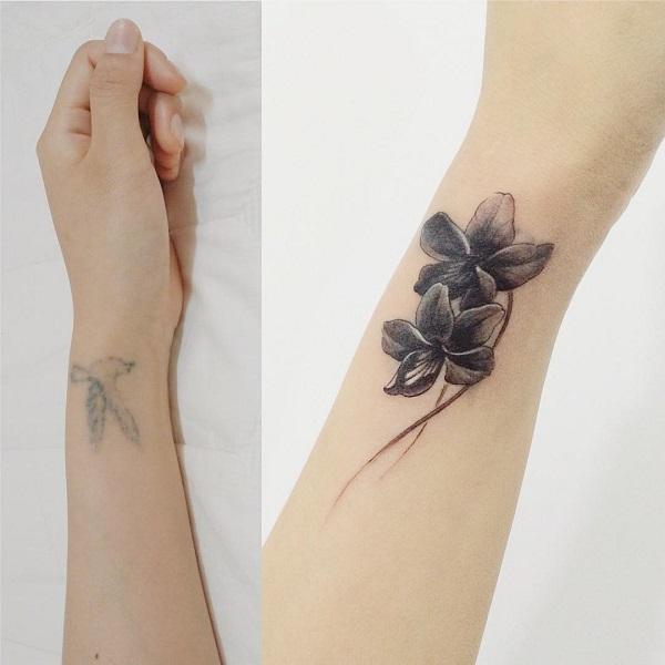 Dæk den falmede tatovering op med blomster på håndleddet
