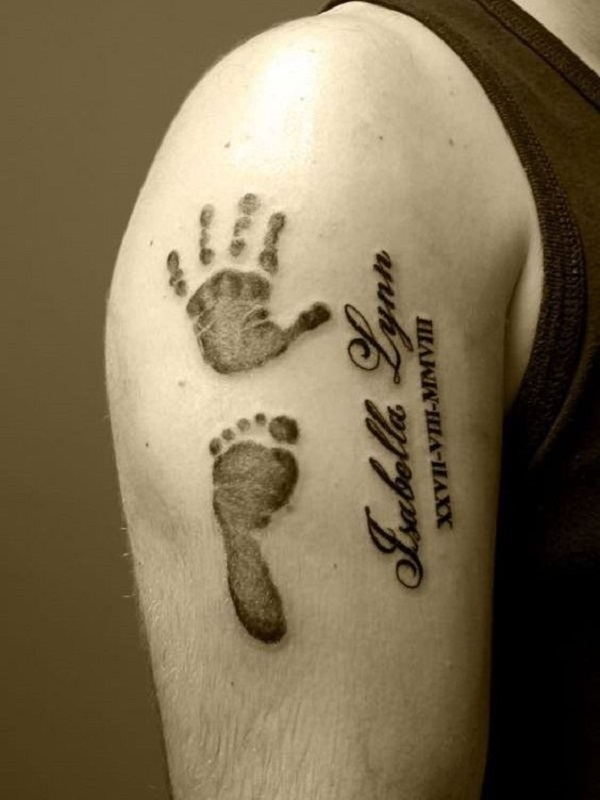 Vauvan jalan ja kädenjäljen tatuointi