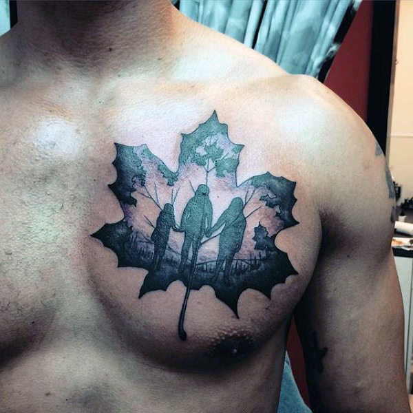 Μέλη της οικογένειας στο τατουάζ στο στήθος φύλλων σφενδάμου