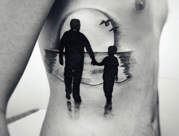Τατουάζ πατέρα και γιου με παϊδάκια σε μαύρο και άσπρο