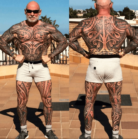 (Näkymä edestä ja takaa Ray Houghtonin puvusta. Kuva: Bagwa Tattoo/Instagram) ”Yksi ruumiinosa johti toiseen ja toiseen. Minulla oli kahdeksan tunnin tatuointiistunto kahden viikon välein, kunnes 14 kuukautta myöhemmin olin valmis. Täysi body! ” Houghton sanoi. Hänen koko body koostuu monimutkaisesta maorien inspiroimasta suunnittelusta, ja se ulottuu ranteista alaspäin ja alaspäin ja päättyy nilkkoihin. 