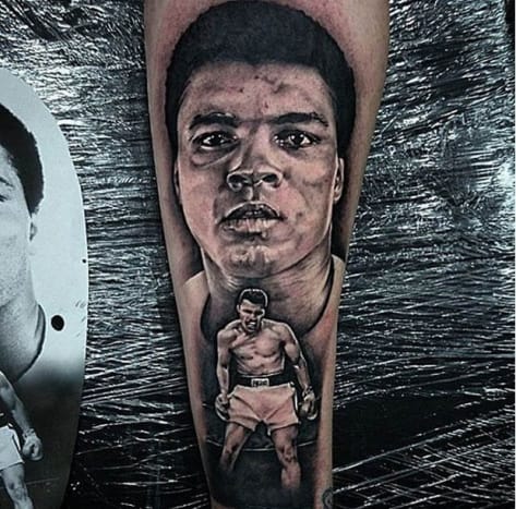 Toinen vaikuttava muotokuva Muhammad Alista, tämä käsivarretatuointi sisältää suuren lähikuvan nyrkkeilijästä taustalla ja pienemmän version Alista samassa ikonisessa Sonny Listonin taistelussa etualalla. Mustavalkoisen Muhammad Ali -tatuoinnin teki Kit Maxwell, tatuointitaiteilija Forbidden Inkistä Isossa -Britanniassa, ja sen otsikko oli yksinkertaisesti 