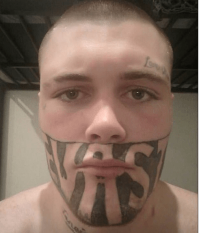 Στην ηλικία των 19 ετών, ο Μαρκ Κροπ της Νέας Ζηλανδίας έγινε πρωτοσέλιδο για ένα σοκαριστικό τατουάζ προσώπου που κέρδισε κατά τη διάρκεια της ποινής του στη φυλακή. Ο άνθρωπος με το παρατσούκλι