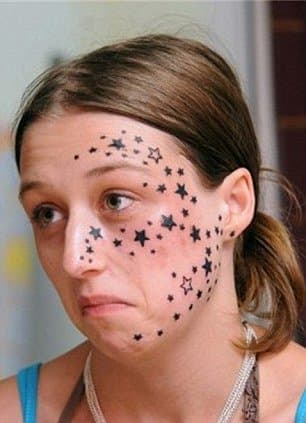 Tilbage i 2009 løj en 19-årig kvinde fra Belgien for sin familie og medierne ved at sige, at hun gik ind i en butik for at få tre små stjerner i ansigtet, men kunstneren tilføjede 56 tatoveringer, efter at hun faldt i søvn under nålen . Vlaminck brugte tre år og over $ 13.600 på at få fjernet blækket.