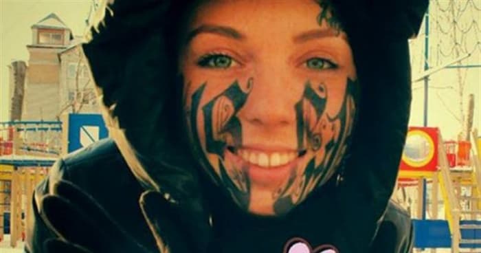 Η Τουμανιάντς από το Σαράνσκ της Ρωσίας κέρδισε την προσοχή αφού άφησε τον φίλο της να κάνει τατουάζ το όνομά του στο πρόσωπό της. Διασκεδαστικό γεγονός: η ίδια καλλιτέχνιδα που έκανε τατουάζ στο πρόσωπό της είναι επίσης υπεύθυνη για το διαβόητο φιάσκο τατουάζ σταρ!