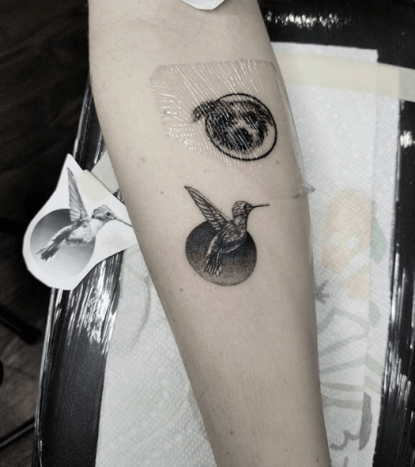 Kuva: @crisgherman Tämä on oikein, nämä tatuoinnit eivät satuta. Okei, teknisesti kaikki tatuoinnit satuttavat, mutta yhdellä neulalla ne satuttavat paljon vähemmän kuin täysikokoinen pala. Olisin helposti löytänyt itseni nukahtamaan istunnon aikana ja suosittelisin mikrotatuointia kaikille, jotka ovat hermostuneita kivusta.