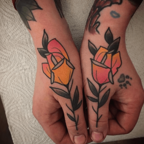 Tattoo @pau1terry_Mens du ikke kan gå galt med en traditionel form, gør det ikke ondt at blande det. Håndtatoveringer behøver ikke at være centreret på toppen af ​​hånden, de kan også fungere smukt på siderne.