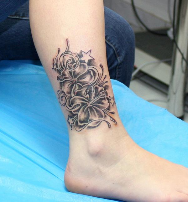 Τατουάζ ιβίσκου στον αστράγαλο