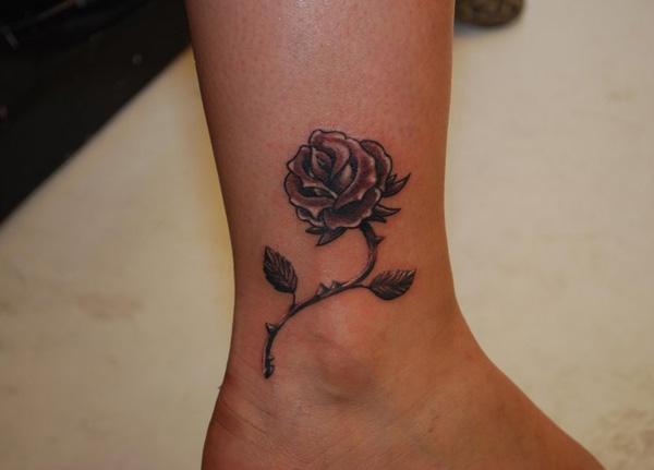 Τατουάζ τριαντάφυλλο στον αστράγαλο