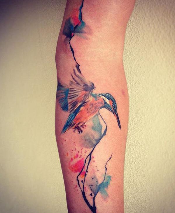Hummingbird -tatuointi akvarellityyliin käsivarteen
