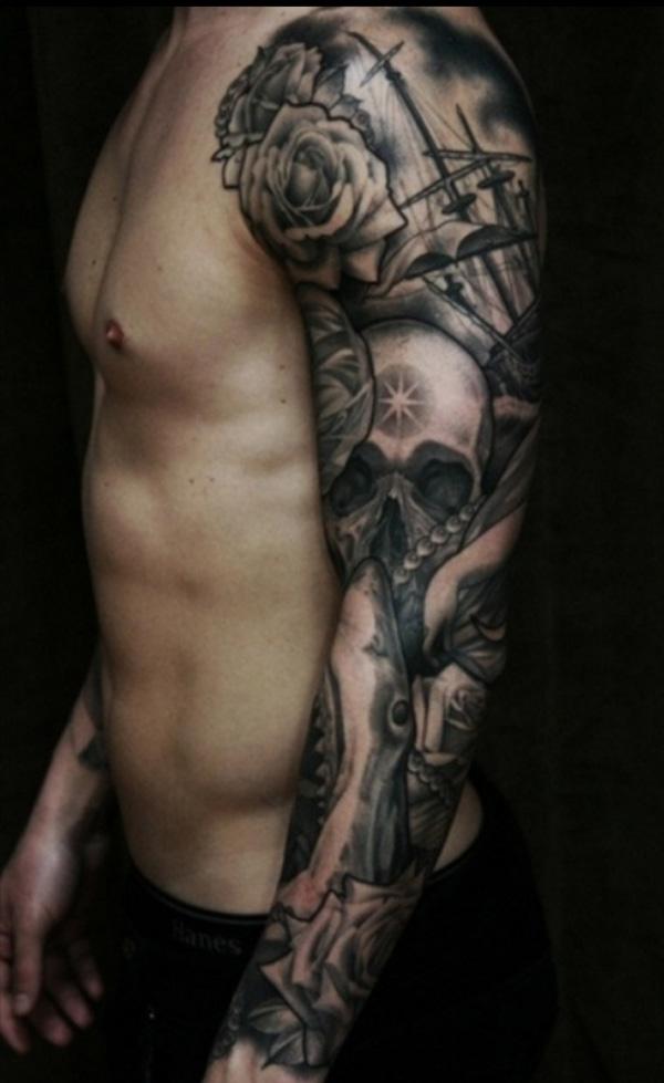 Merirosvo kallon käsivarren tatuointi