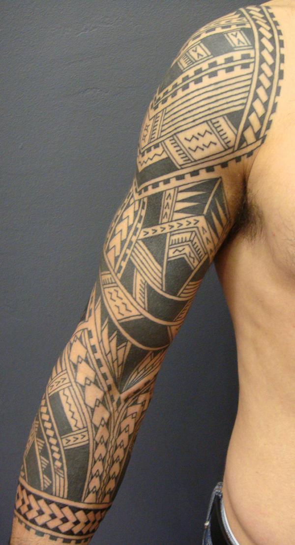 Polynesialainen koko käden tatuointi