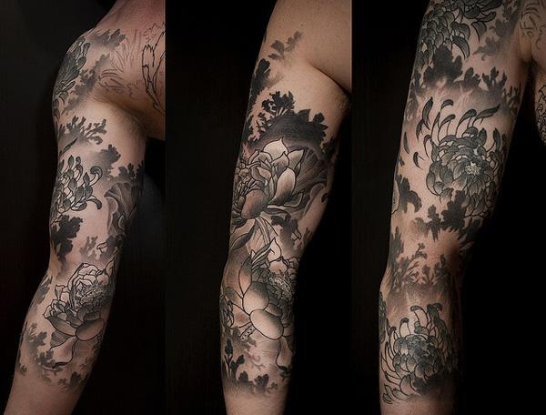 Γαρύφαλλο λουλούδια τατουάζ με γκρι σκίαση