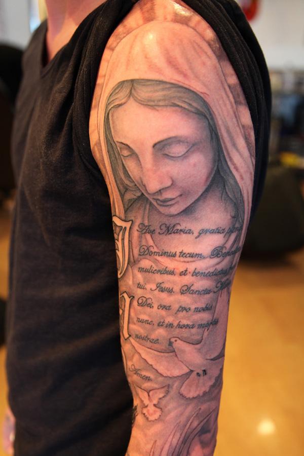 Παναγία και Βίβλος στίχοι βραχίονα τατουάζ