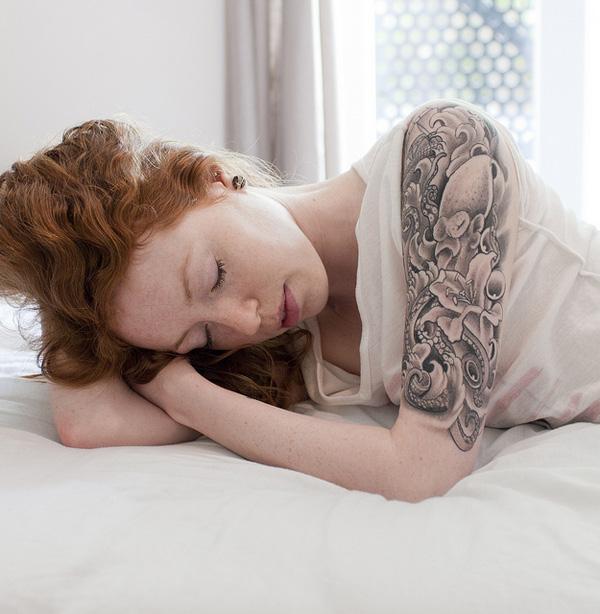 Μαύρο και άσπρο τατουάζ χταπόδι και κρίνος για γυναίκες