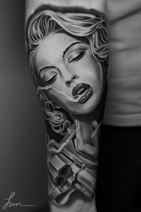 Lumoava nainen muotokuva -tatuointi harmaasävyisenä kyynärvarren sisäpuolella