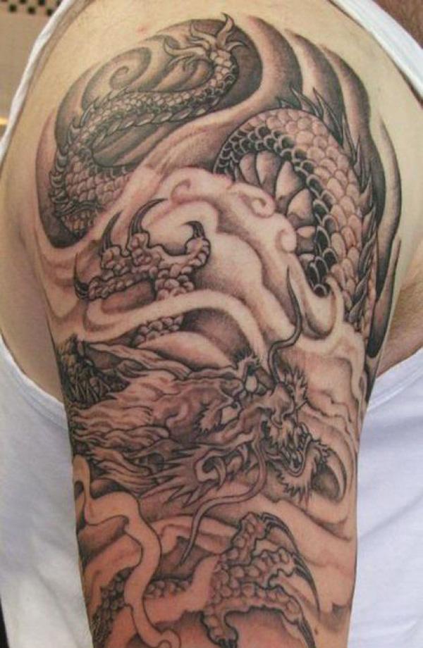 Lohikäärmeen ja pilven tatuointi olkavarteen miehille
