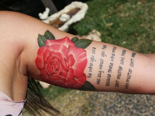 Κόκκινο τριαντάφυλλο και σενάρια αγάπης τατουάζ στο εσωτερικό τατουάζ δικέφαλου για γυναίκες