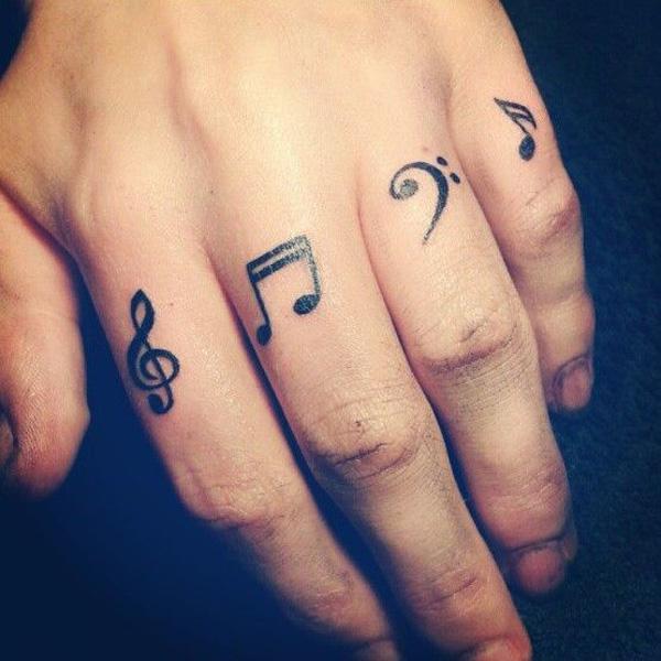 33 Τατουάζ μουσικής με δάχτυλα