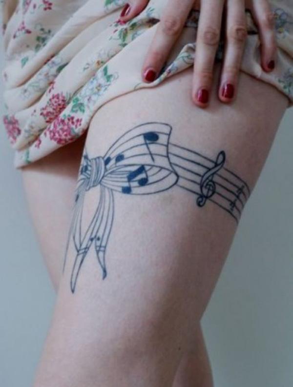 Musiikki nuotit ja jousi tatuointi ääriviivat