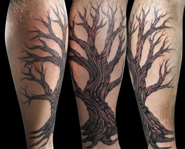 Elämänpuun tatuointi vasikalla